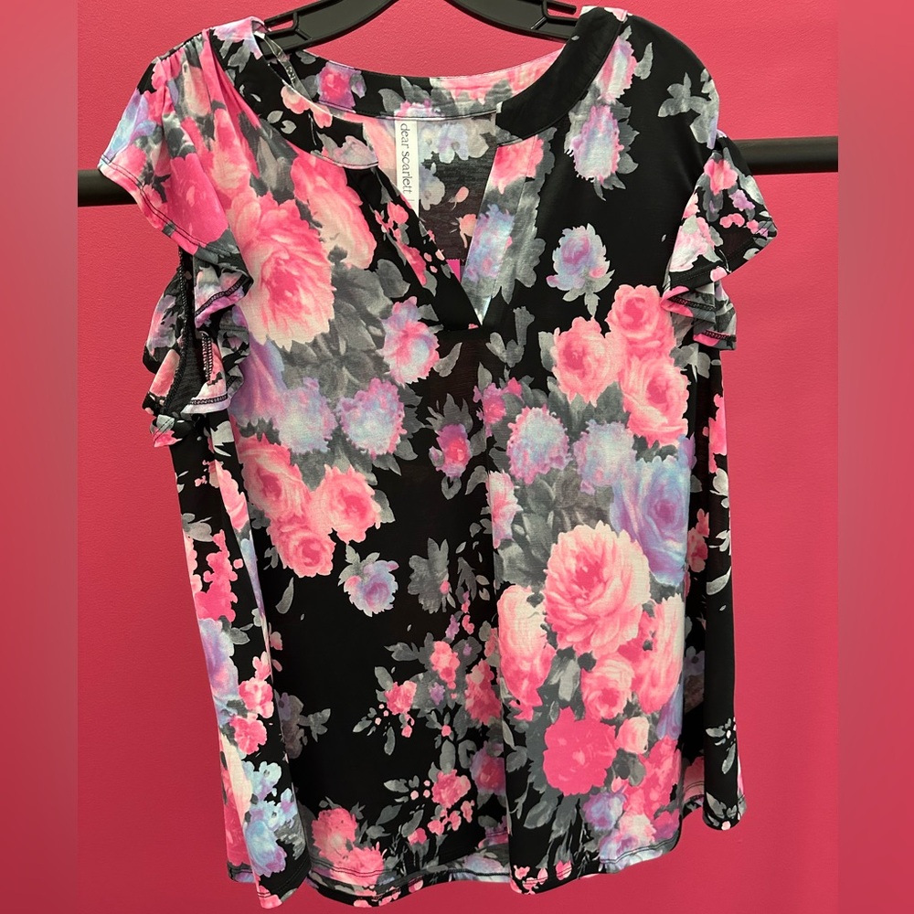 Dear Scarlett Floral Black&Pink 🩷🖤top w/cute ruffled sleeves, collarless V-neck